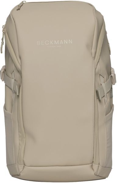 Beige Rucksack mit Beckmann Logo. Fach für Laptop oder Tablet. Innenfach für Powerbank.Reflektoren an Schultergurten. Volumen 26 Liter. rPET Polyester.