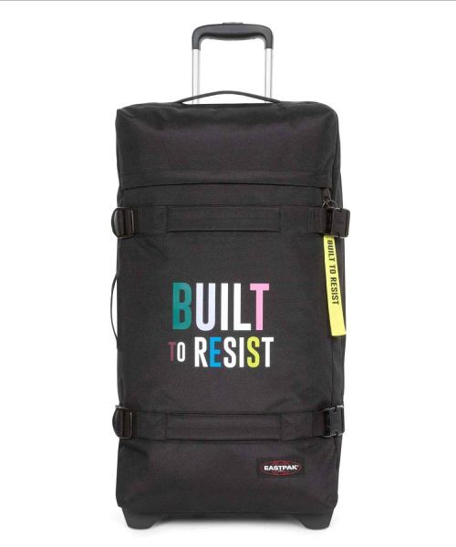 Schwarzer Koffer mit "BUILT TO RESIST" Aufschrift, zwei Gummirollen, TSA Zahlenschloss und Eastpak Logo. Maße 35x67x30 cm. Volumen 78 Liter.