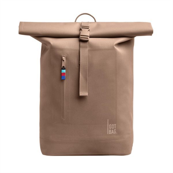 Brauner Rucksack mit Got Bag Logo. Füllvolumen 26 Liter. PFC- & PVC-frei. Wasserdicht.