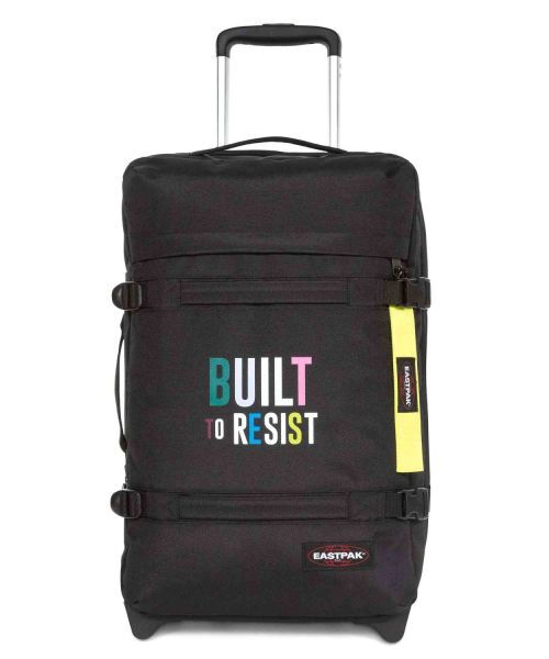 Schwarzer Koffer mit "BUILT TO RESIST" Aufschrift, TSA Zahlenschloss, 2 Gummirollen und Eastpak Logo. Maße 32x51x23 cm. Volumen 42 Liter.